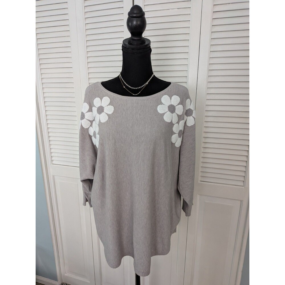 Aaeda Sweater Women’s 1X Puff Flowers Gray White Oversize Casual Comfy Soft NEW